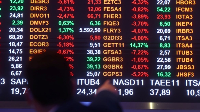 Ibovespa fecha​ em alta com salto de Ambev