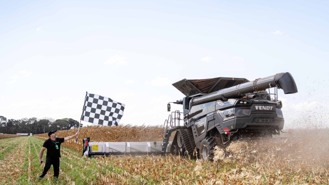 Fendt IDEAL bate recorde e cria novo patamar ao colher 2.599 toneladas de milho em 24 horas com uma única colheitadeira