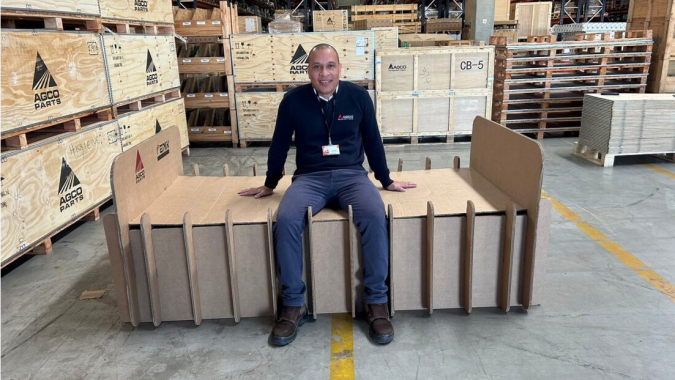 Colaboradores da AGCO Jundiaí desenvolvem camas de papelão para comunidades atingidas por enchentes no RS