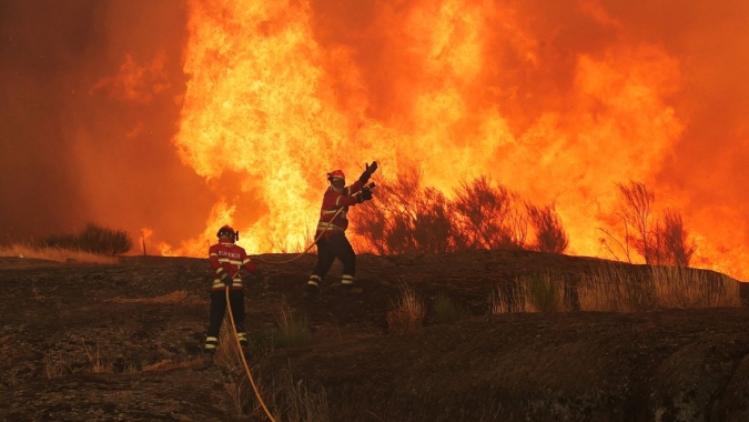França e Espanha lutam para conter incêndios florestais enquanto temperaturas voltam a subir