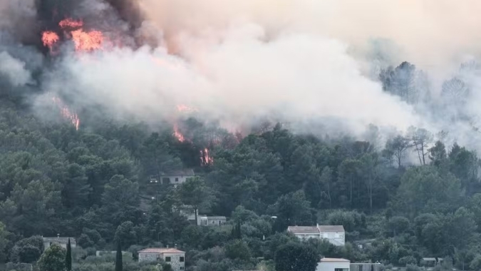 Incêndio na França obriga milhares a fugir; alto risco de incêndio persiste em Europa cada vez mais quente