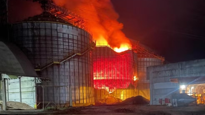 Bombeiros seguem tentando controlar incêndio em silo de soja em Arroio Grande/RS, às margens da BR-116