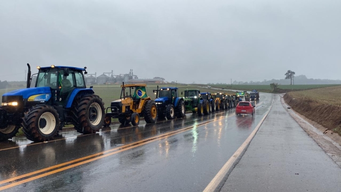 Mesmo com chuva, produtores e empresários fazem carreata em Itararé/SP