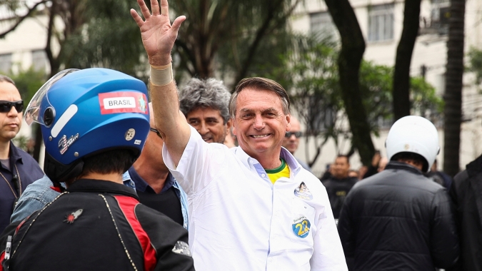 Com cerca de 1% das seções totalizadas, Bolsonaro vira e passa Lula até o momento, diz TSE