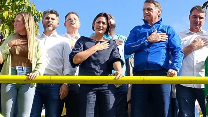 Bolsonaro participa de motociata em Brasília e apoiadores distribuem postagens nas redes