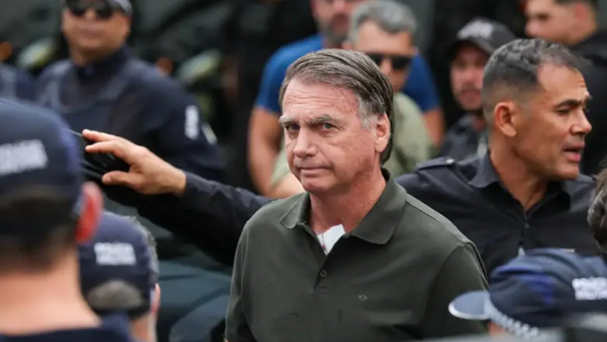 CNN: Após passar por exames, Bolsonaro deixa hospital