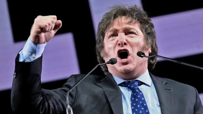 Presidente argentino deixa ato de campanha após agressão