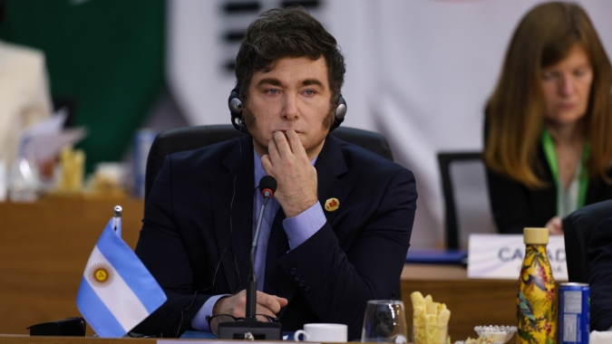 Mercados argentinos despencam após derrota pesada do governo Milei em eleições legislativas em Buenos Aires