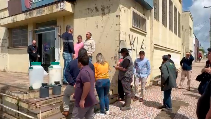 Há dias sem energia elétrica, produtores de leite em Dom Pedrito (RS) estão tendo que jogar leite fora
