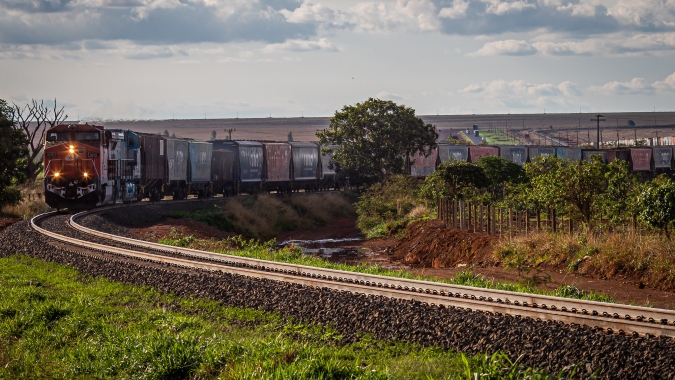 Rumo diz que ferrovia está operacional após vagões com milho decarrilarem