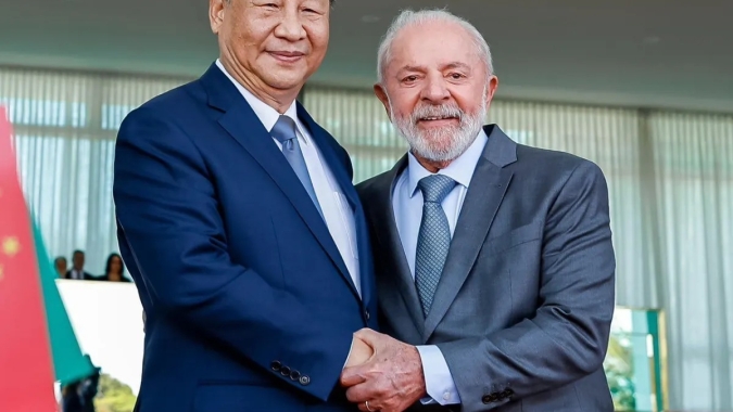 Xi Jinping garante a Lula apoio da China em tempos "turbulentos"