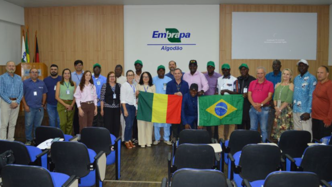 Comitiva do Mali conhece experiência brasileira na produção de algodão