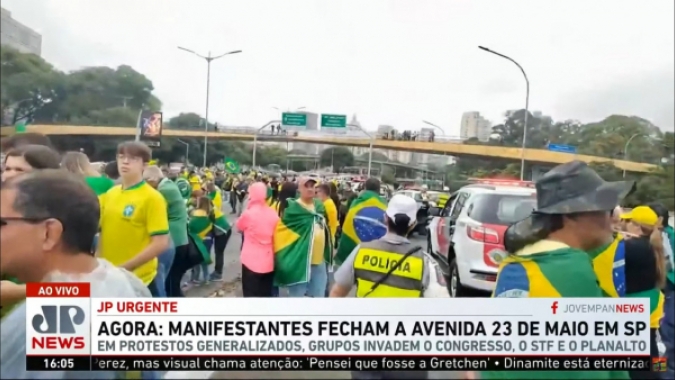 Manifestantes bloqueiam Avenida 23 de Maio em São Paulo
