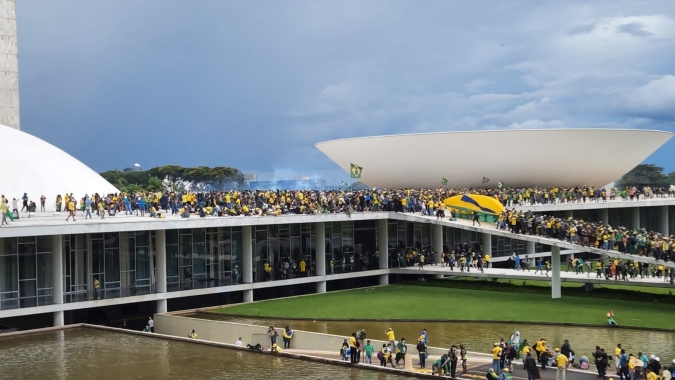 Manifestantes tomam o Palácio do Planalto e sede do STF em Brasília