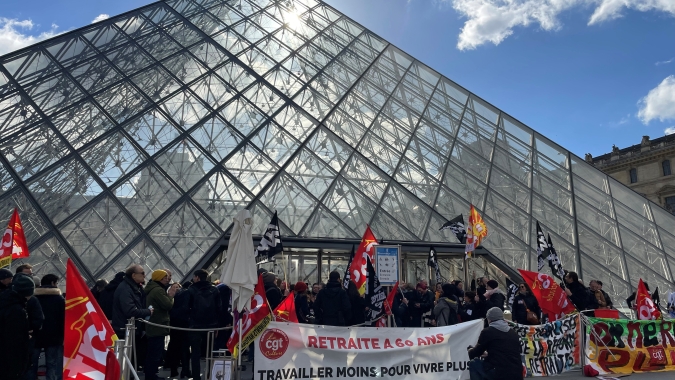 Protesto contra reforma da Previdência bloqueia entrada do Louvre em Paris
