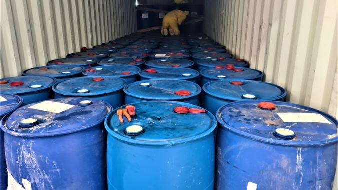 Operação conjunta apreende 39 mil litros de agrotóxicos ilegais no porto de Itapoá (SC)