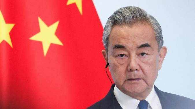 Chanceler da China conversa por telefone com secretário de Estado dos EUA antes de reunião entre Trump e Xi