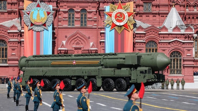 Rússia dispara mísseis contra Ucrânia no Dia da Vitória; Kiev celebra com Europa