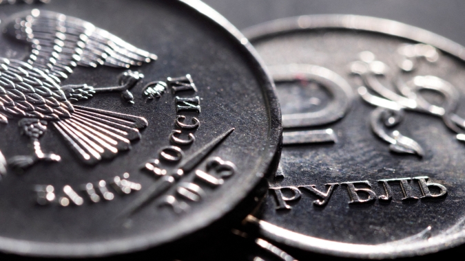 Rublo atinge pico de 7 anos contra o dólar após Ocidente dizer que Rússia deu calote