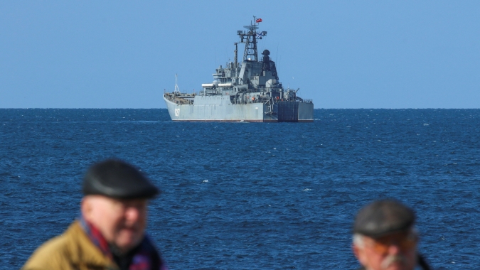 Navio-tanque com bandeira moldava é atingido por míssil na costa da Ucrânia