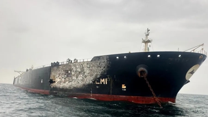 Irã incendeia petroleiro gigante perto de Dubai após advertências de Trump