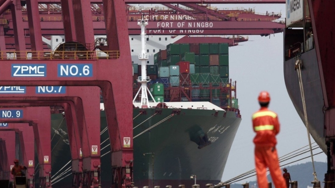China fecha terminal por caso positivo de Covid-19 em terceiro porto mais movimentado do mundo e alerta logística global
