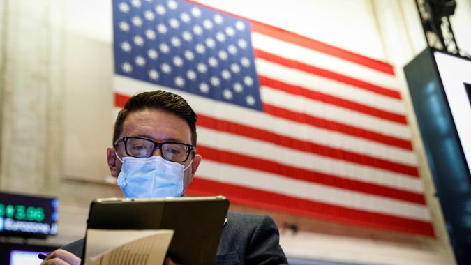 Wall Street sobe em dia volátil após alerta da Fitch