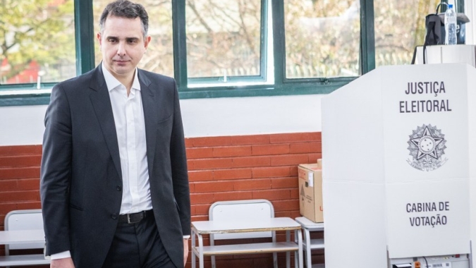 Ao votar em BH, presidente do Senado elogia Justiça Eleitoral
