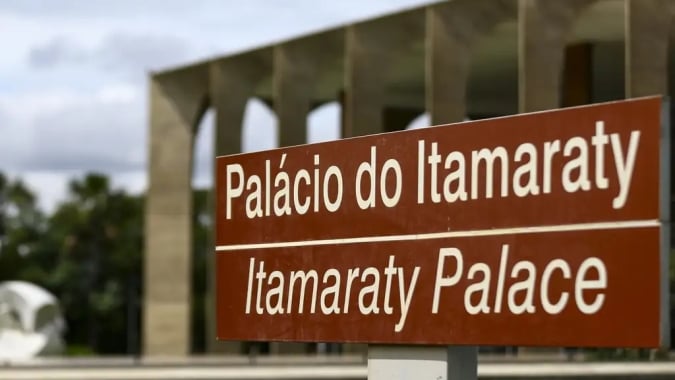 Brasil sobe tom em resposta aos EUA e diz que soberania jamais entrará em negociação de tarifa