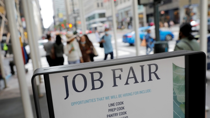 Criação de empregos nos EUA supera expectativas em fevereiro; salários sobem moderadamente