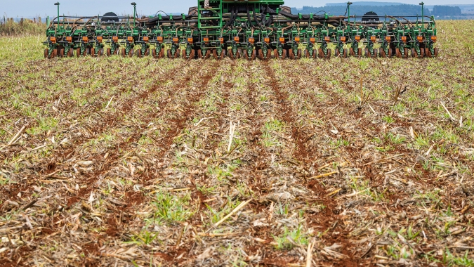 A 1 mês do fim do vazio sanitário, compras de insumos estão atrasadas no Brasil e logística preocupa