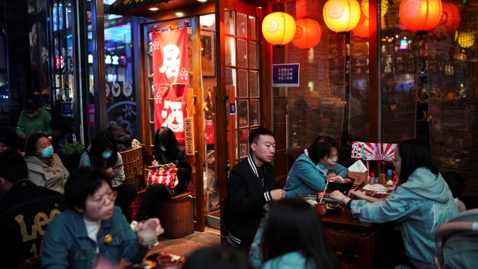 Contração de serviços da China tem em abril segunda taxa mais forte já registrada, mostra PMI do Caixin