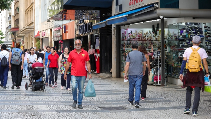 Serviços do Brasil crescem bem mais que o esperado em abril com maior alta desde o fim de 2024