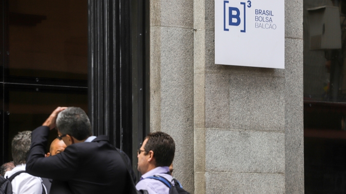 Ibovespa fecha no azul, mas se afasta de máxima à espera da PEC