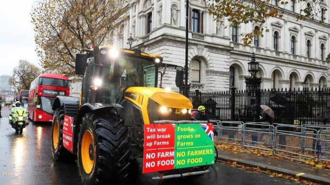 Milhares de agricultores britânicos protestam contra "imposto sobre trator" em herança