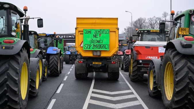 Agricultores checos e eslovacos obstruem passagem de fronteira para protestar contra importações de países não comunitários