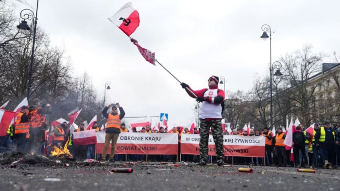 Agricultores poloneses queimam pneus em frente a escritório de premiê em retorno de protestos