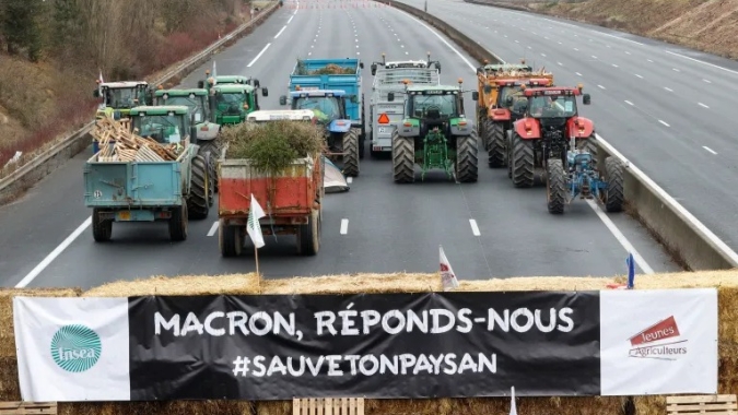 Produtores rurais intensificam protestos na Europa, na França, a mensagem é "Macron, nos responda"!