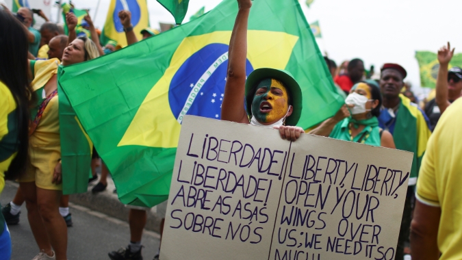 Ato pró-Bolsonaro ocupa Copacabana; manifestantes contrários protestam no centro do Rio