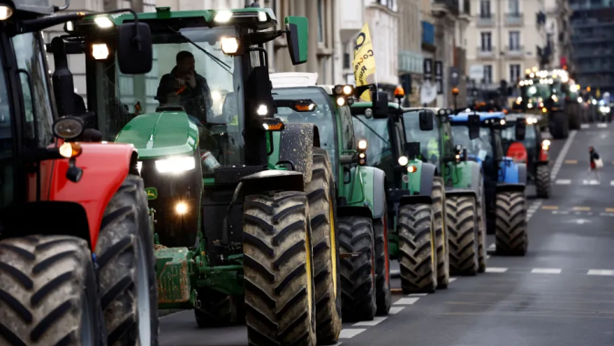 Comboios de agricultores seguem para Paris para reiniciar movimento de protesto