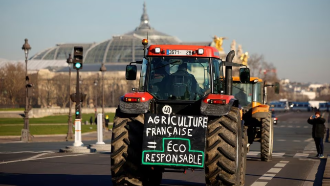 Com produção agrícola ameaçada na UE, tratores tomam as ruas de Paris, na França, em protestos