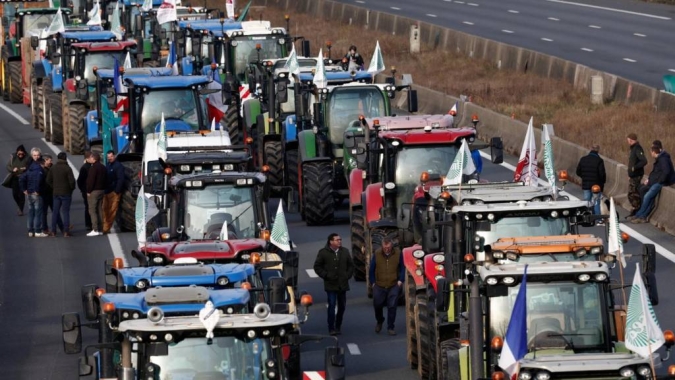 Tratores ocupam ruas de cidades espanholas em protestos de agricultores contra política da UE
