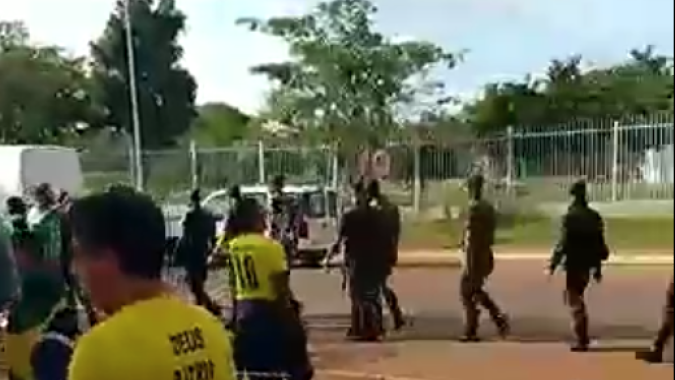 Operação tenta desmontar acampamento em frente ao QG do Exército em Brasília; manifestantes não concordam; veja vídeos