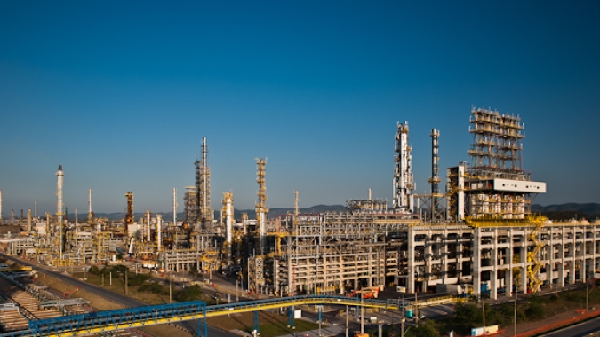 Exclusivo: Em meio a temor de falta de diesel, Petrobras adia parada de refinaria a pedido da ANP
