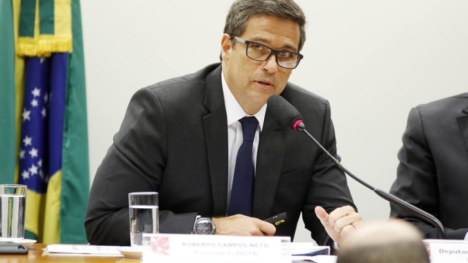 Manutenção da incerteza pode levar BC a reduzir cortes de juros, aponta Campos Neto