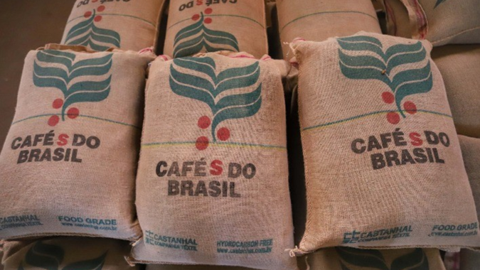 Café derrete em New York com pressão da safra brasileira e julho perde mais de 1.000 pontos