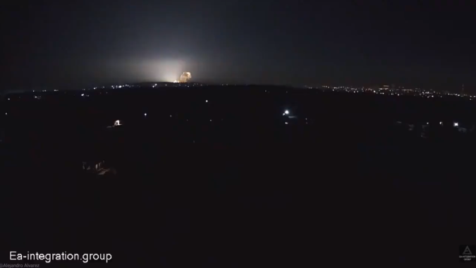 Ataques russos na Ucrânia matam duas pessoas e incendeiam casas