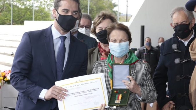 Na Expointer, ministra recebe homenagens e entrega certificado de estado livre de aftosa ao RS