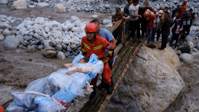 Número de mortos por terremoto na China sobe para 66; milhares são retirados de área perigosa