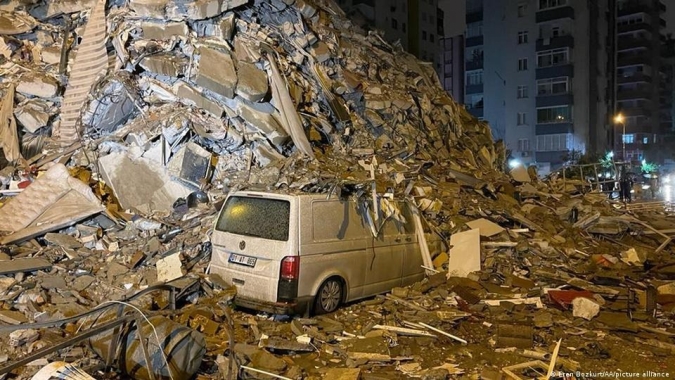 Mortes por terremoto em Turquia e Síria passam de 33.000; Turquia entra na Justiça contra construtores